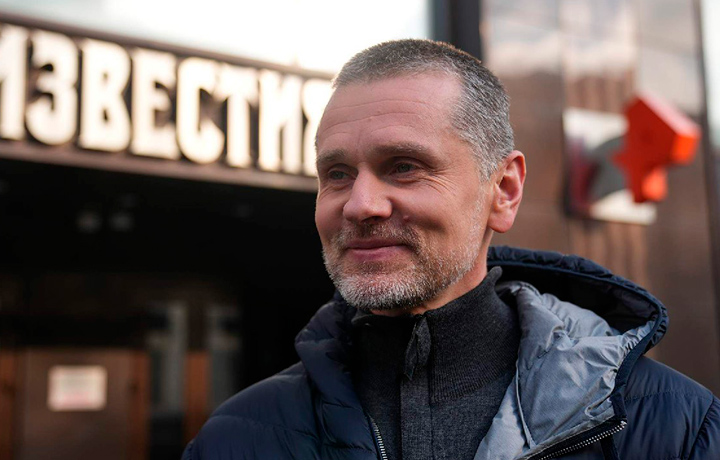 «Только перед приземлением в Москве с меня сняли наручники»