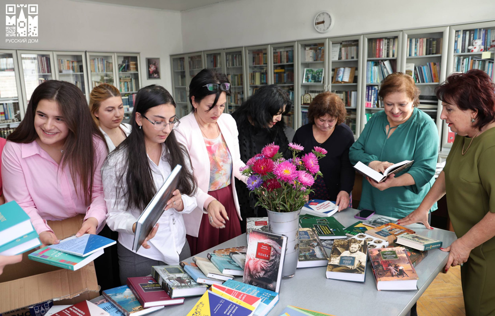 Русский дом в Гюмри подарил книги Ширакскому госуниверситету