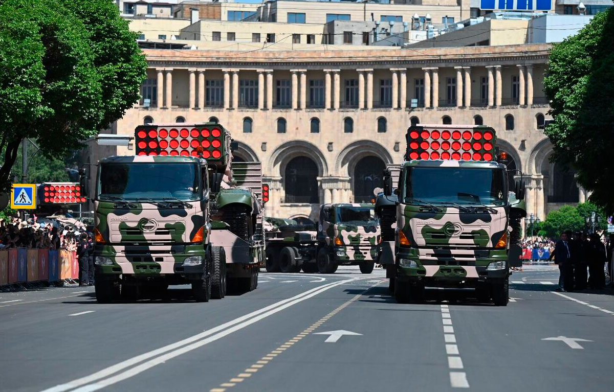 Показ силы, но без цели "задеть" Азербайджан: эксперт – о военном параде в Ереване